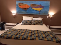 Quarto bem amplo ,ar condicionador gelando com o calor que faz,fica ótimo.