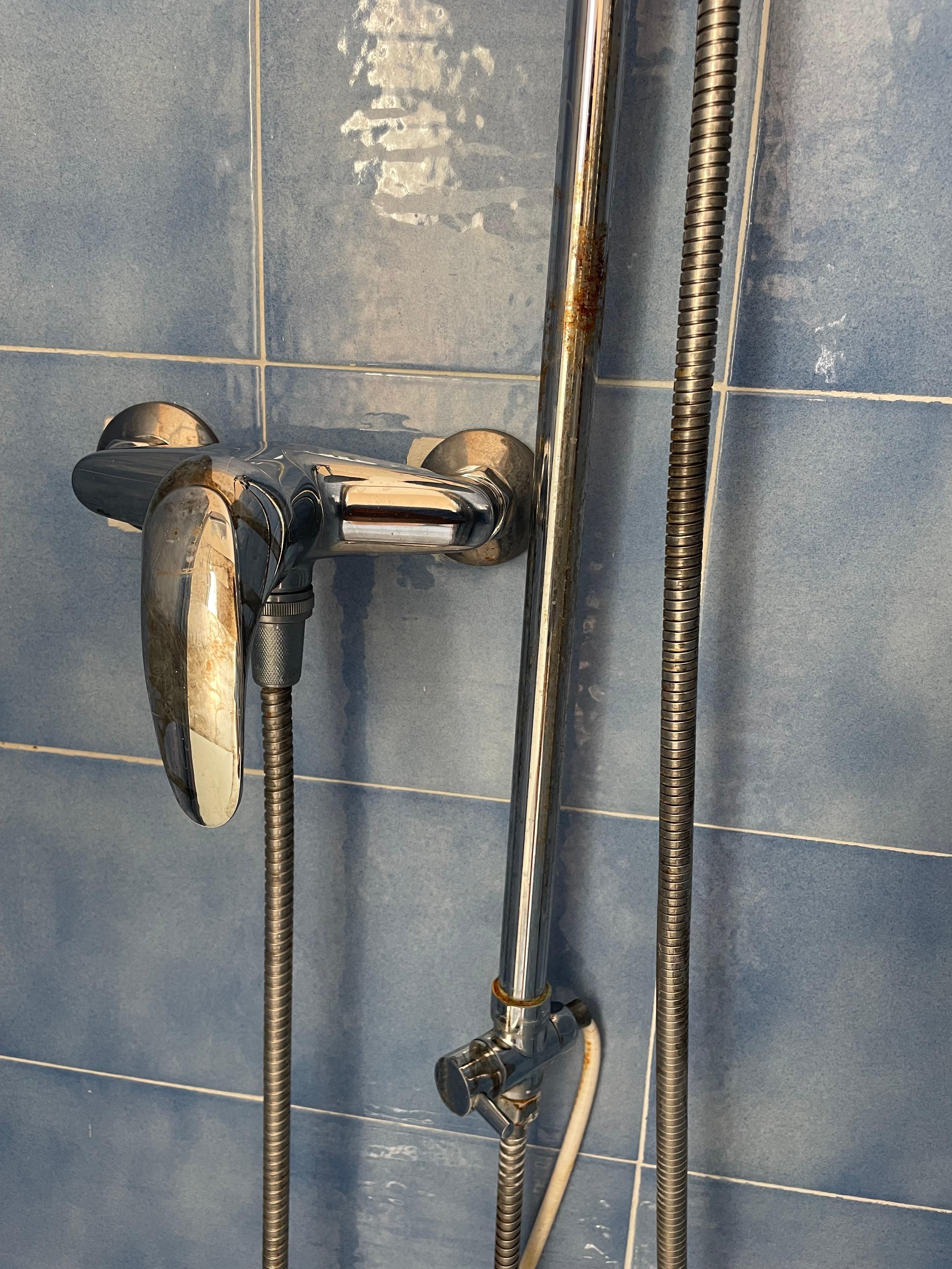 Dusche indoor 1,70m. Man muss sich darunter bücken um nass zu werden. 