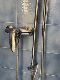 Dusche indoor 1,70m. Man muss sich darunter bücken um nass zu werden.