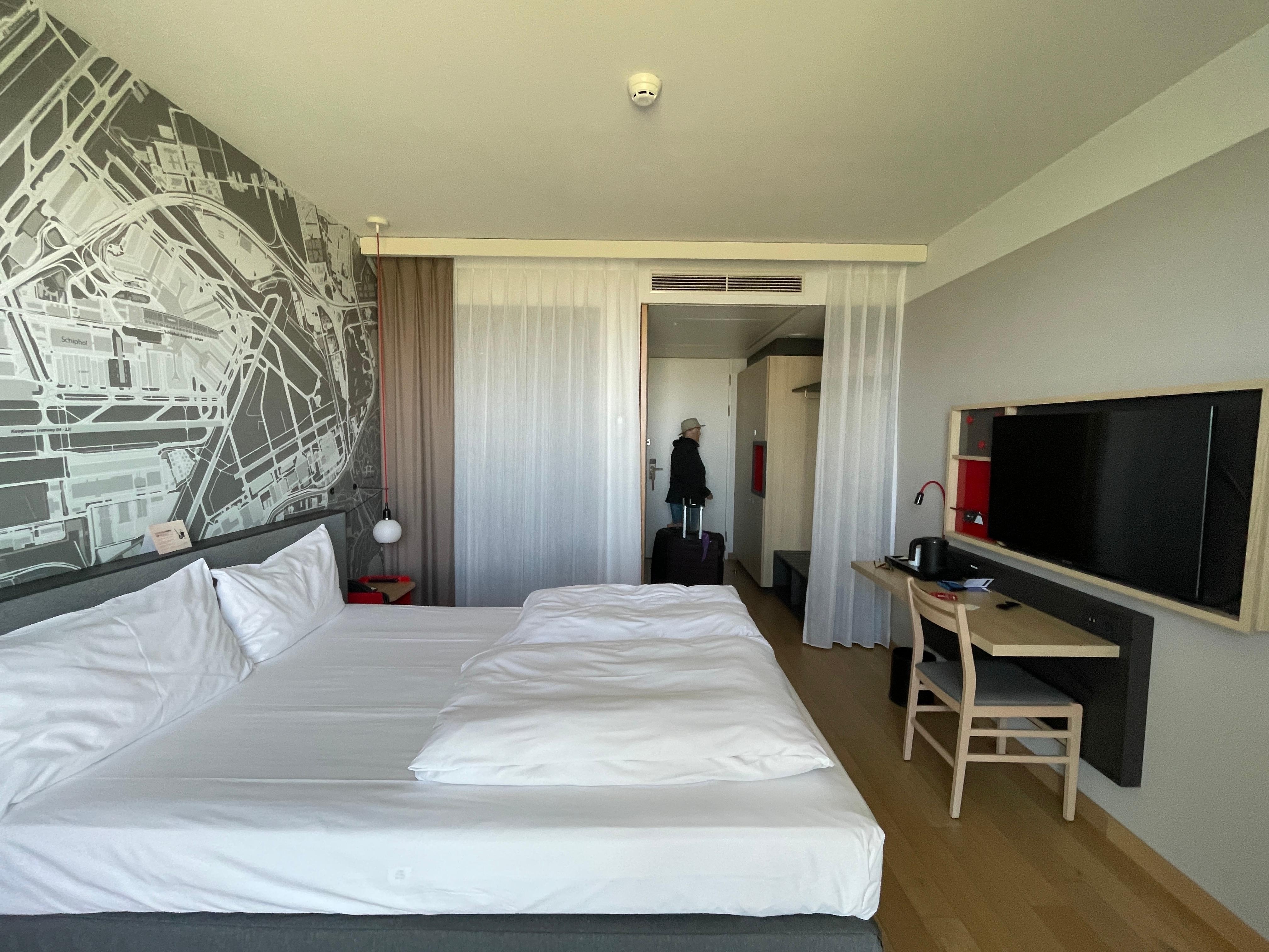 Chambre spacieuse et lumineuse, lit confortable 