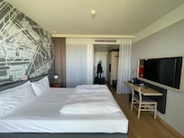 Chambre spacieuse et lumineuse, lit confortable