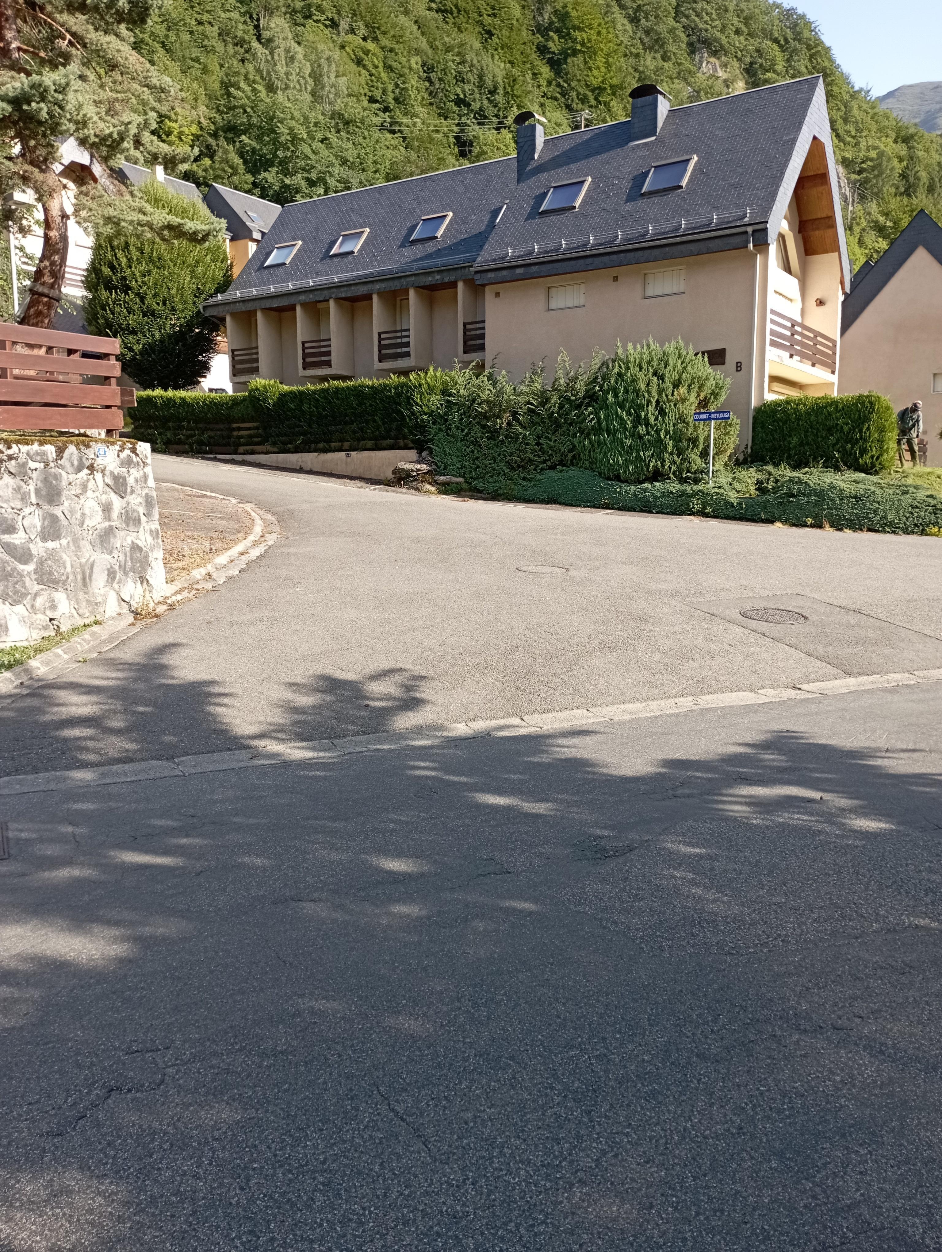 Au fond de l'impasse a droite de l'entrée des garages .