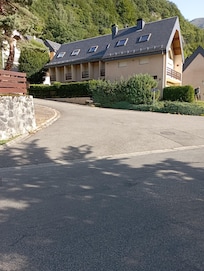 Au fond de l'impasse a droite de l'entrée des garages .