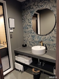 ミラーは曇り止め、ライト付きです!