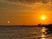 Blick vom Strand direkt vor dem Haus zum Mont Saint Michel bei Sonnenaufgang