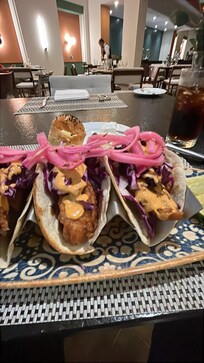 platillo, tacos de pescado.