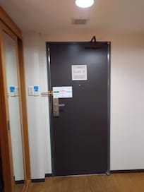 カードキーの置き場は入ってすぐのドアの横に刺します!