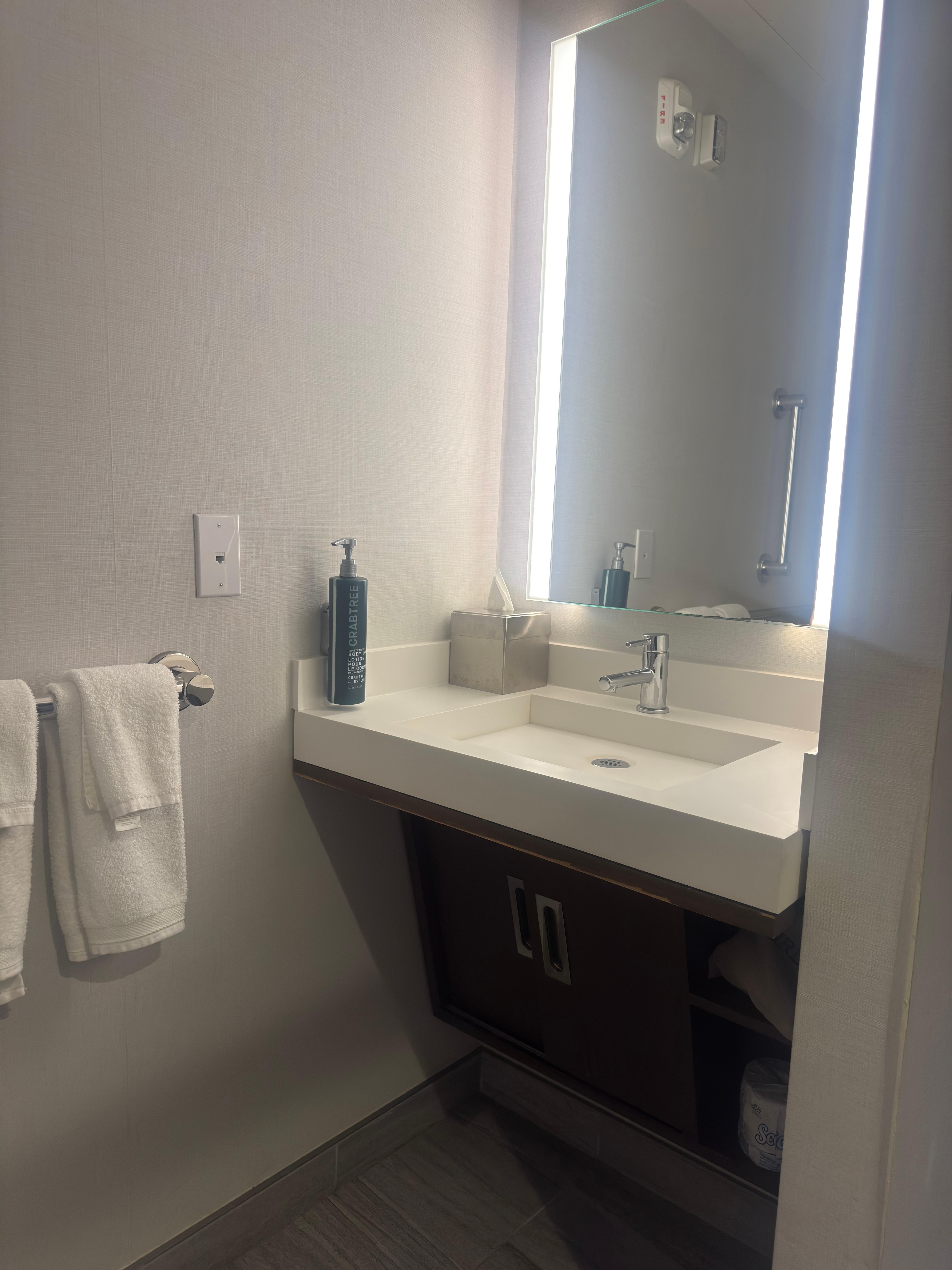Roll/under sink for wheelchairs
