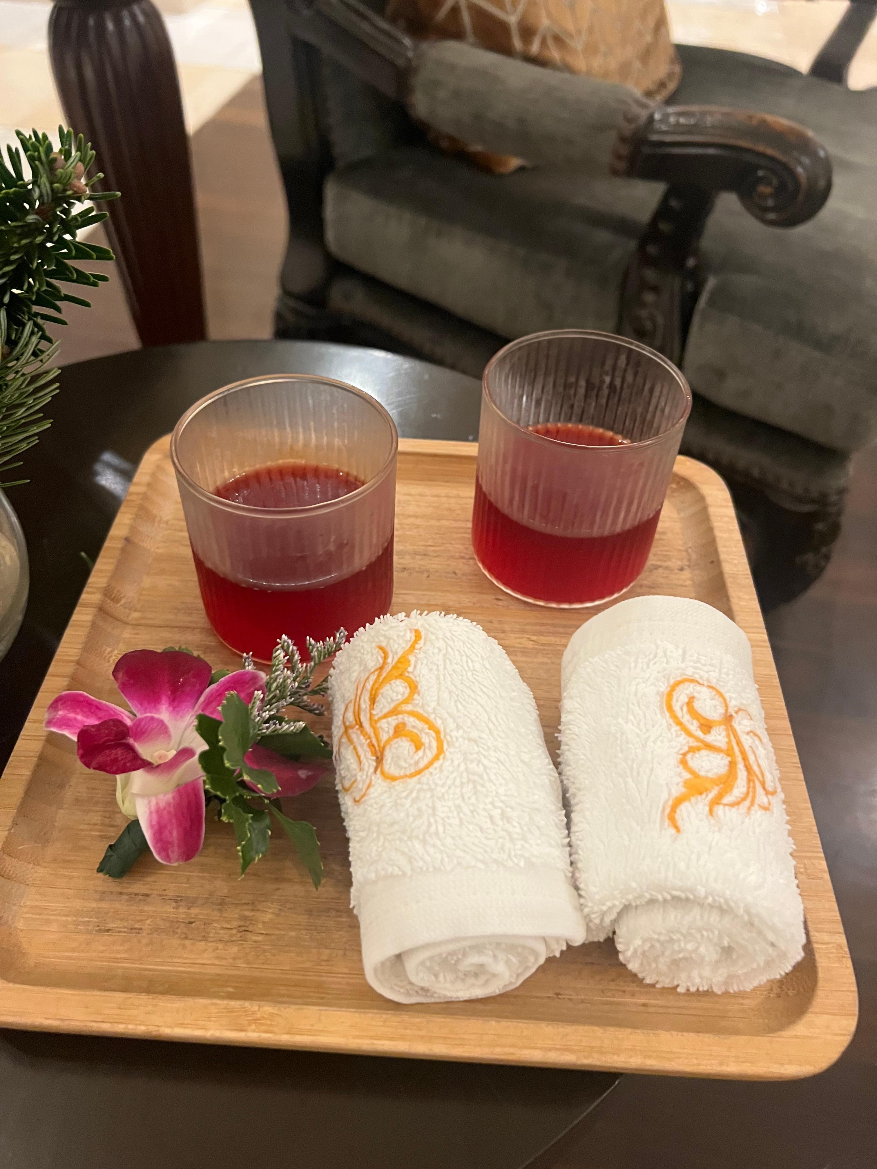 Awesome welcome drinks & cool towels.