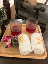 Awesome welcome drinks & cool towels.