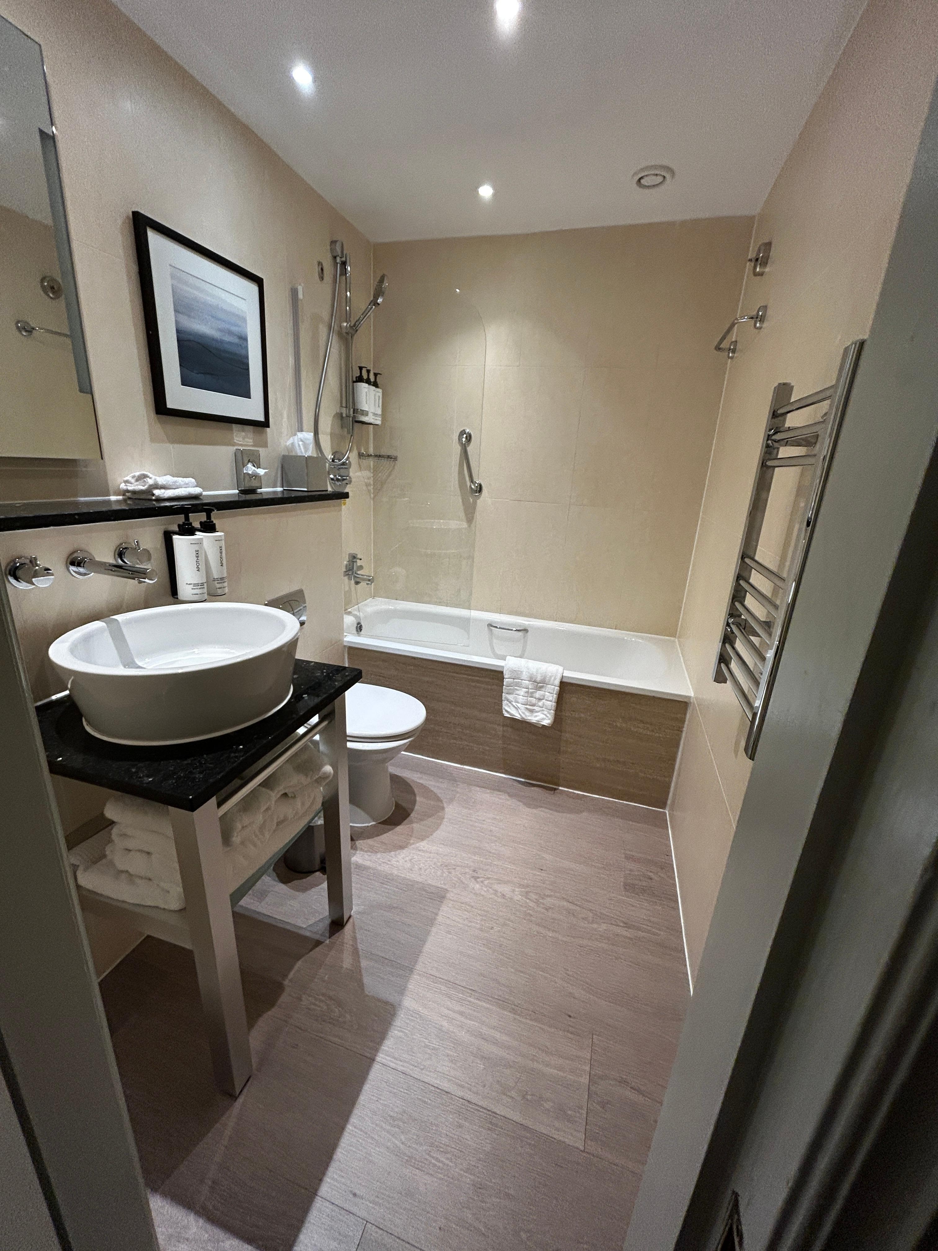 Bathroom with non-functioning towel-warming rack