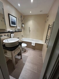 Bathroom with non-functioning towel-warming rack