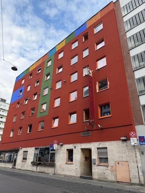 ホテル外観（右下が入り口）