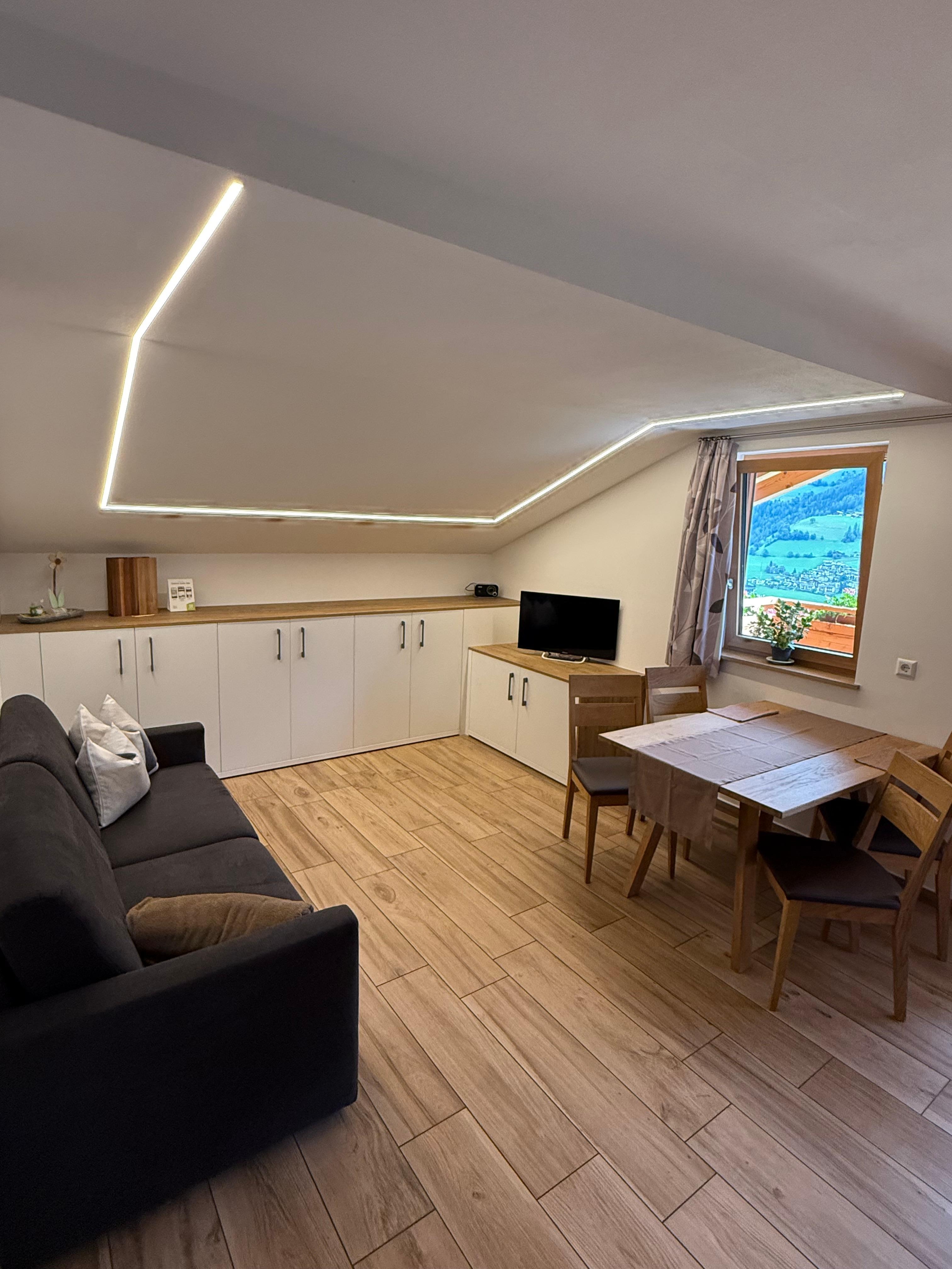 Geräumiges Wohnzimmer