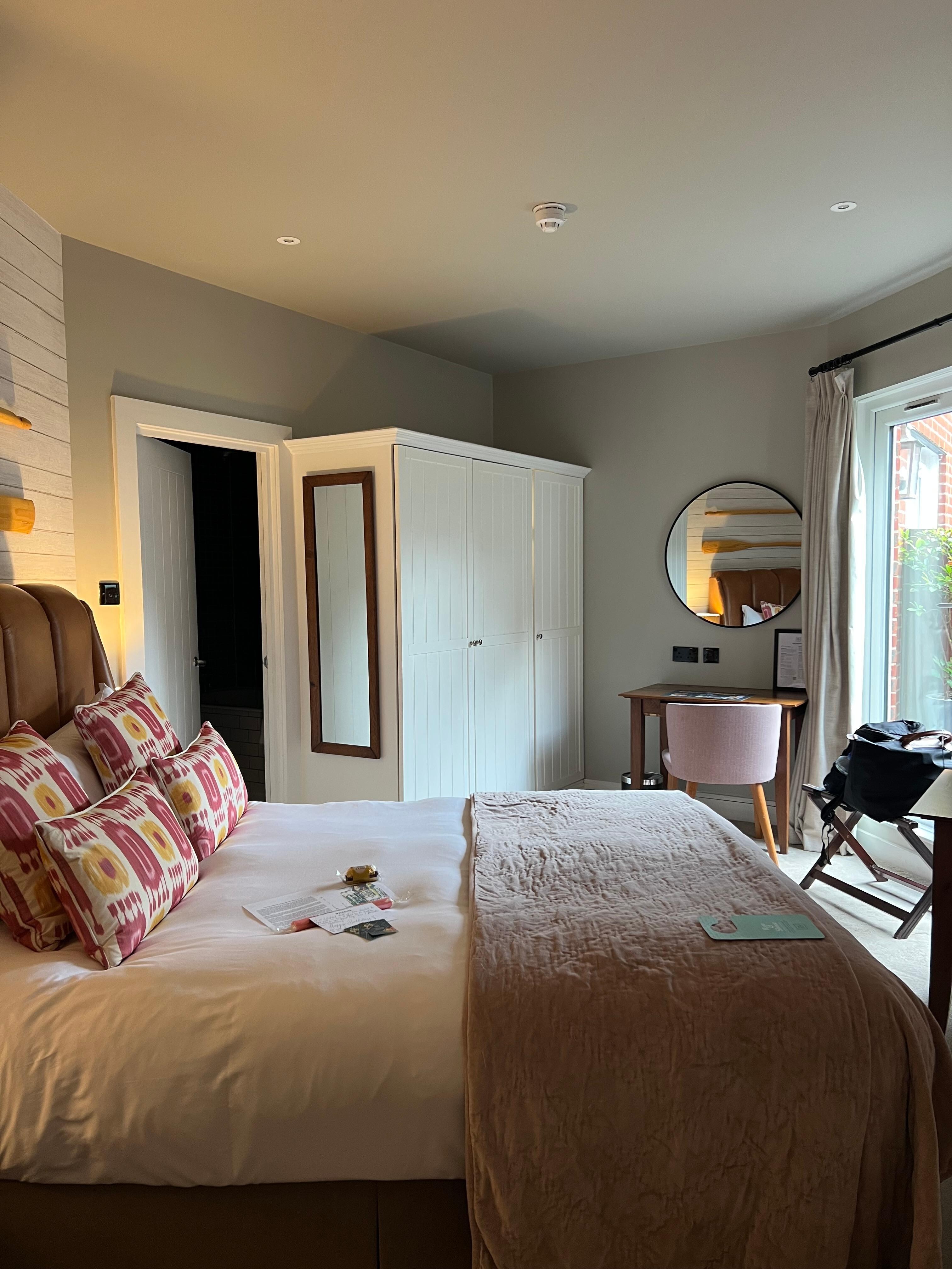 Classic room view upon entry 