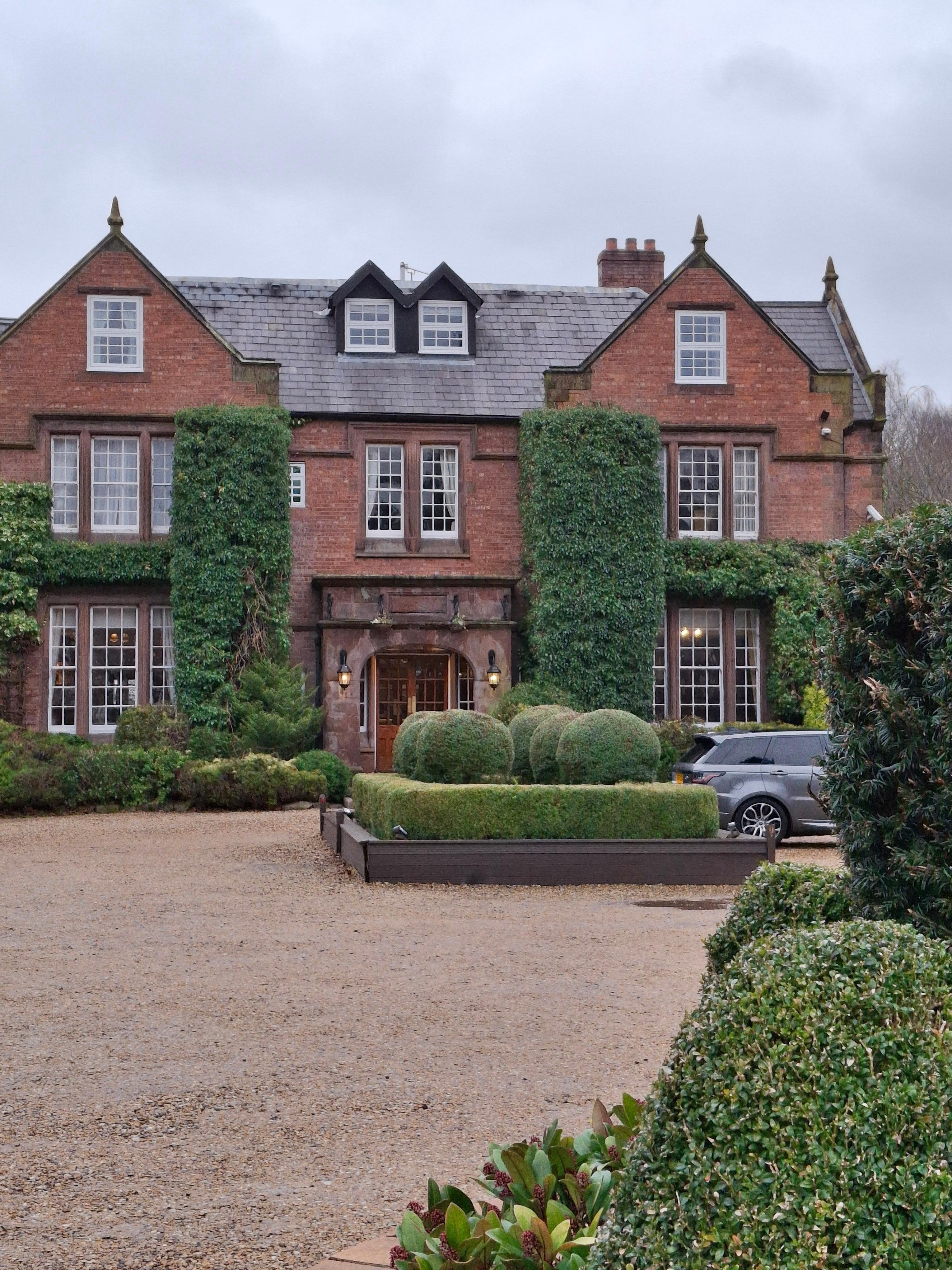 Front entrance to hotel