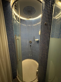 The floor was slippery! No space and holder was broken!!