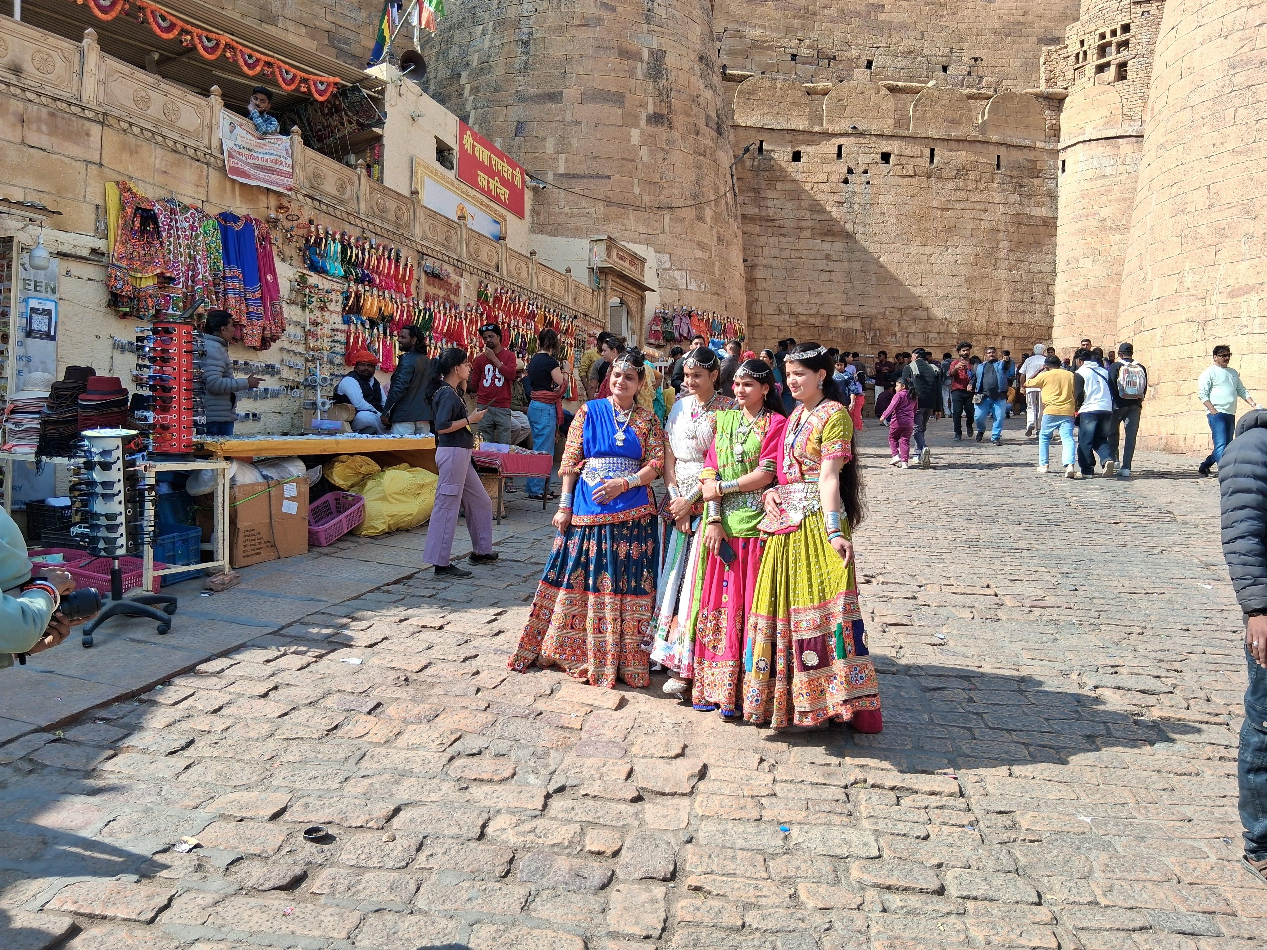 Femmes en sari à l'intérieur du fort