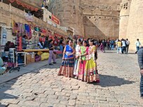 Femmes en sari à l'intérieur du fort