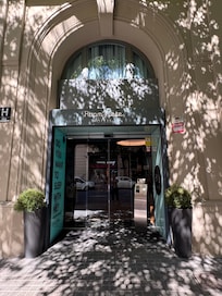 The entrance from the street, very charming.