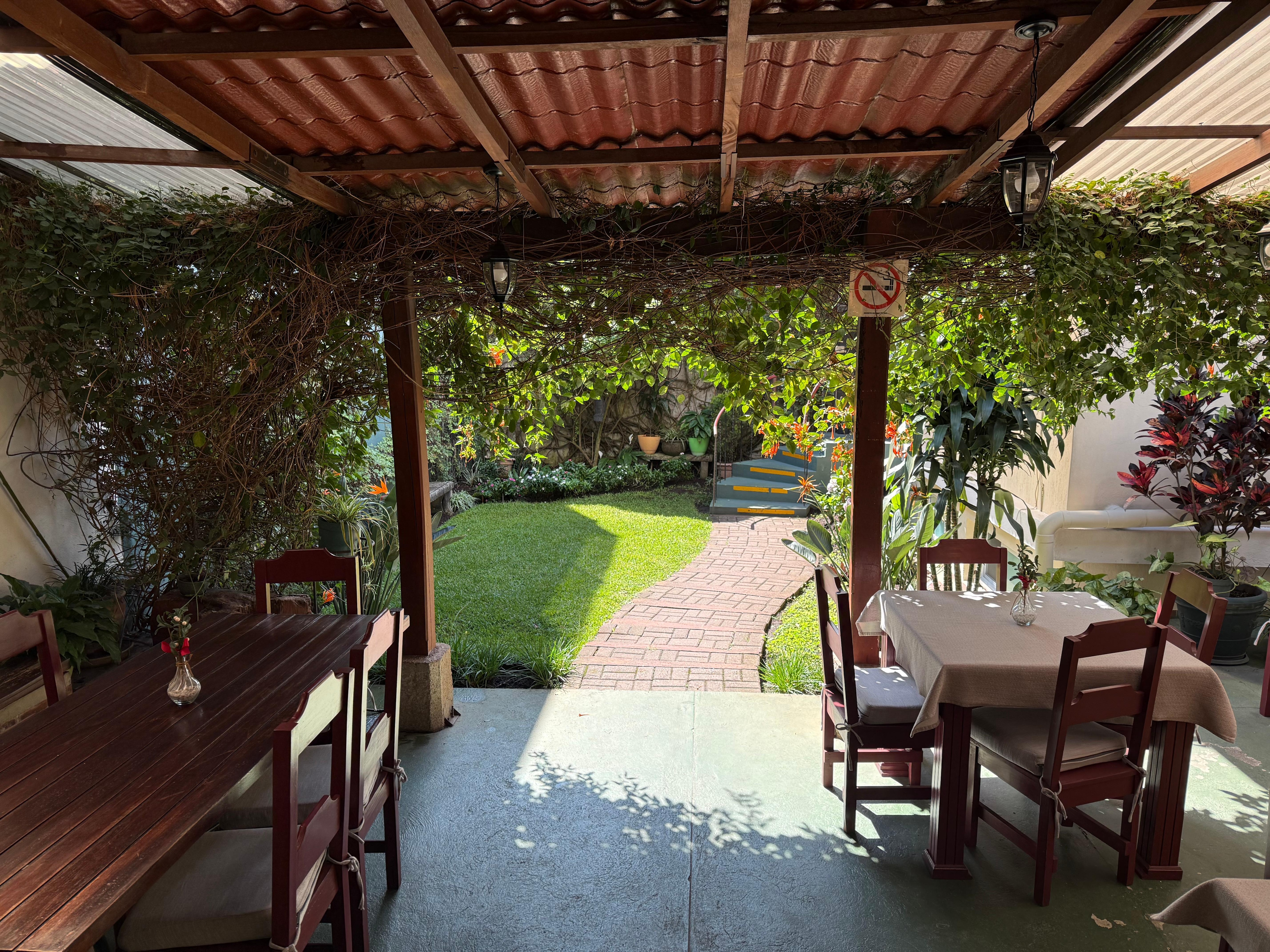 Ansicht Innenhof vom Gebäude nach draußen