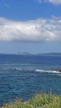 Weiter Blick auf das Meer und die herrliche Landschaft.
