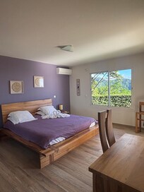 Sehr geräumiges und komfortables Schlafzimmer