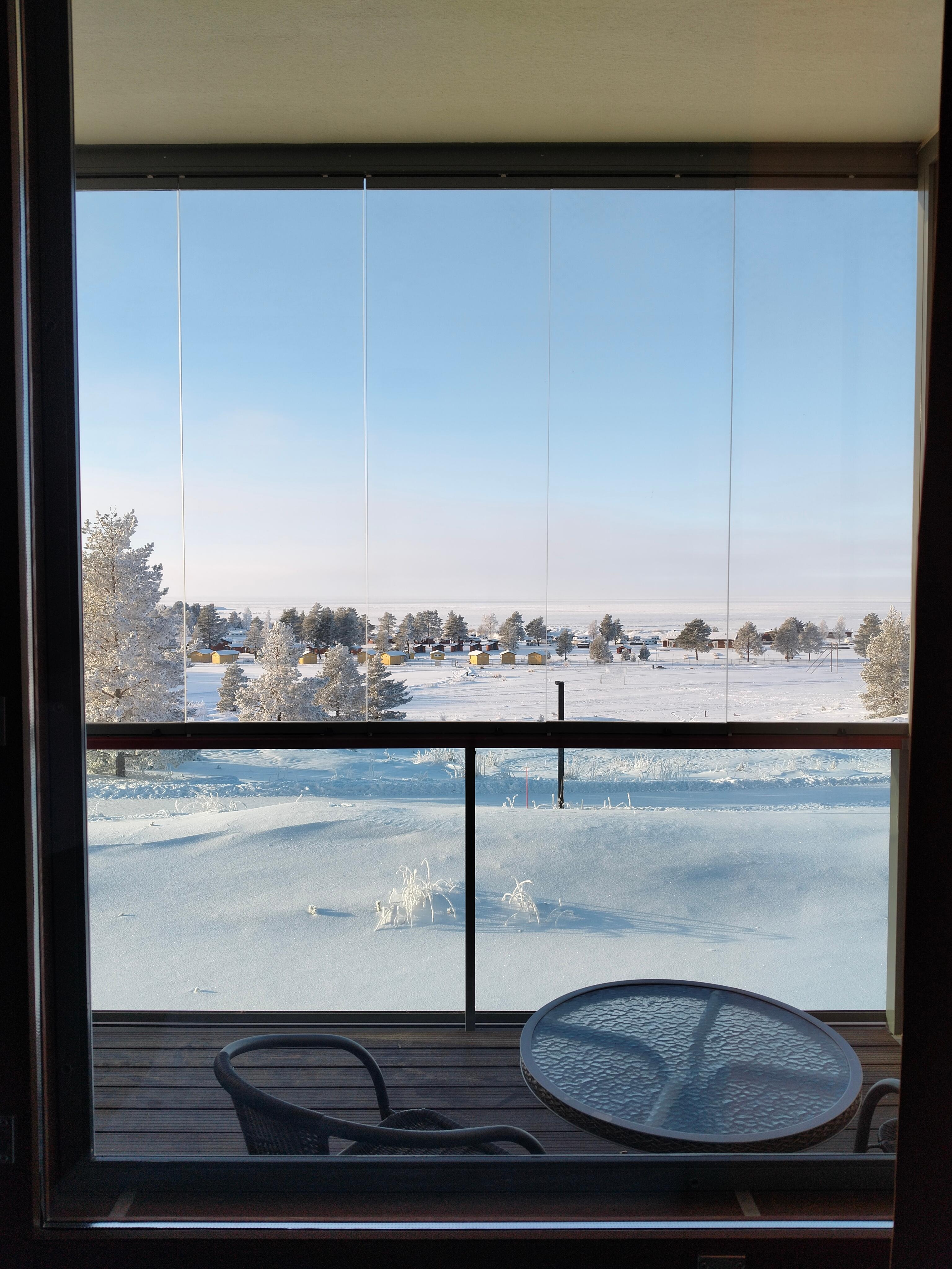 4.kerroksen huoneen näkymä merelle