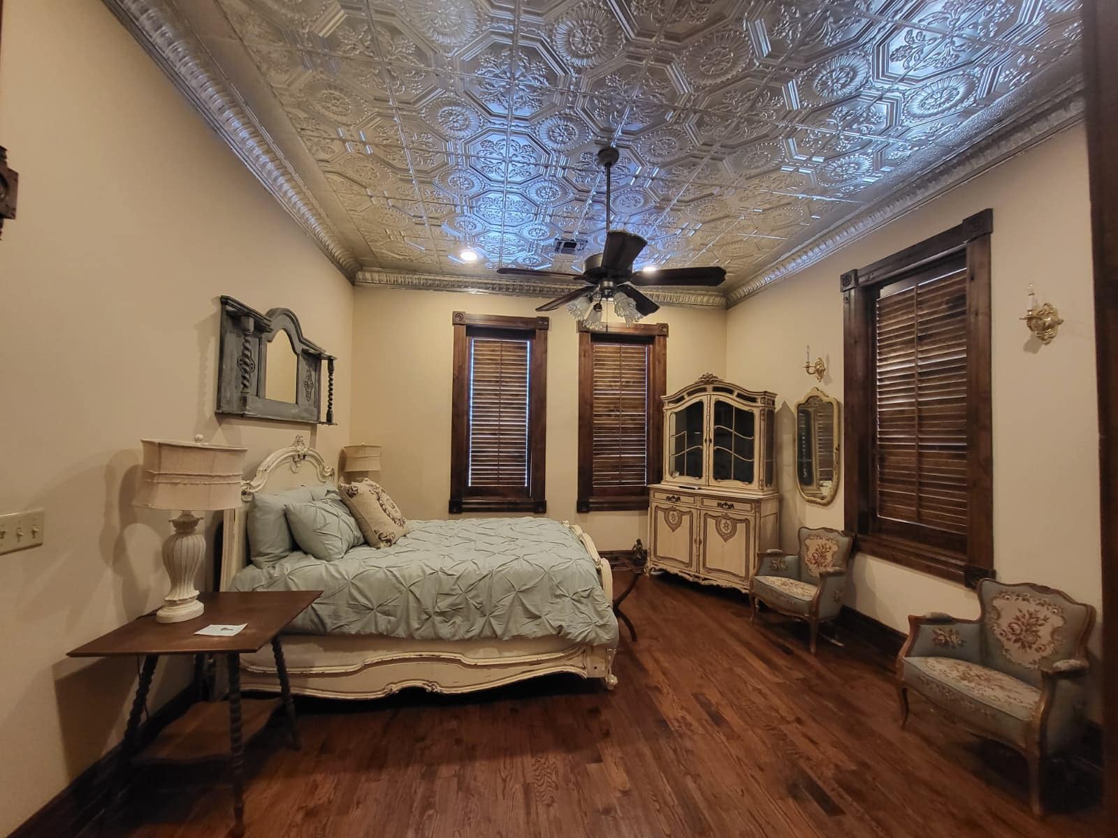 Room #4 looking toward the windows. Beautiful view of the courthouse.