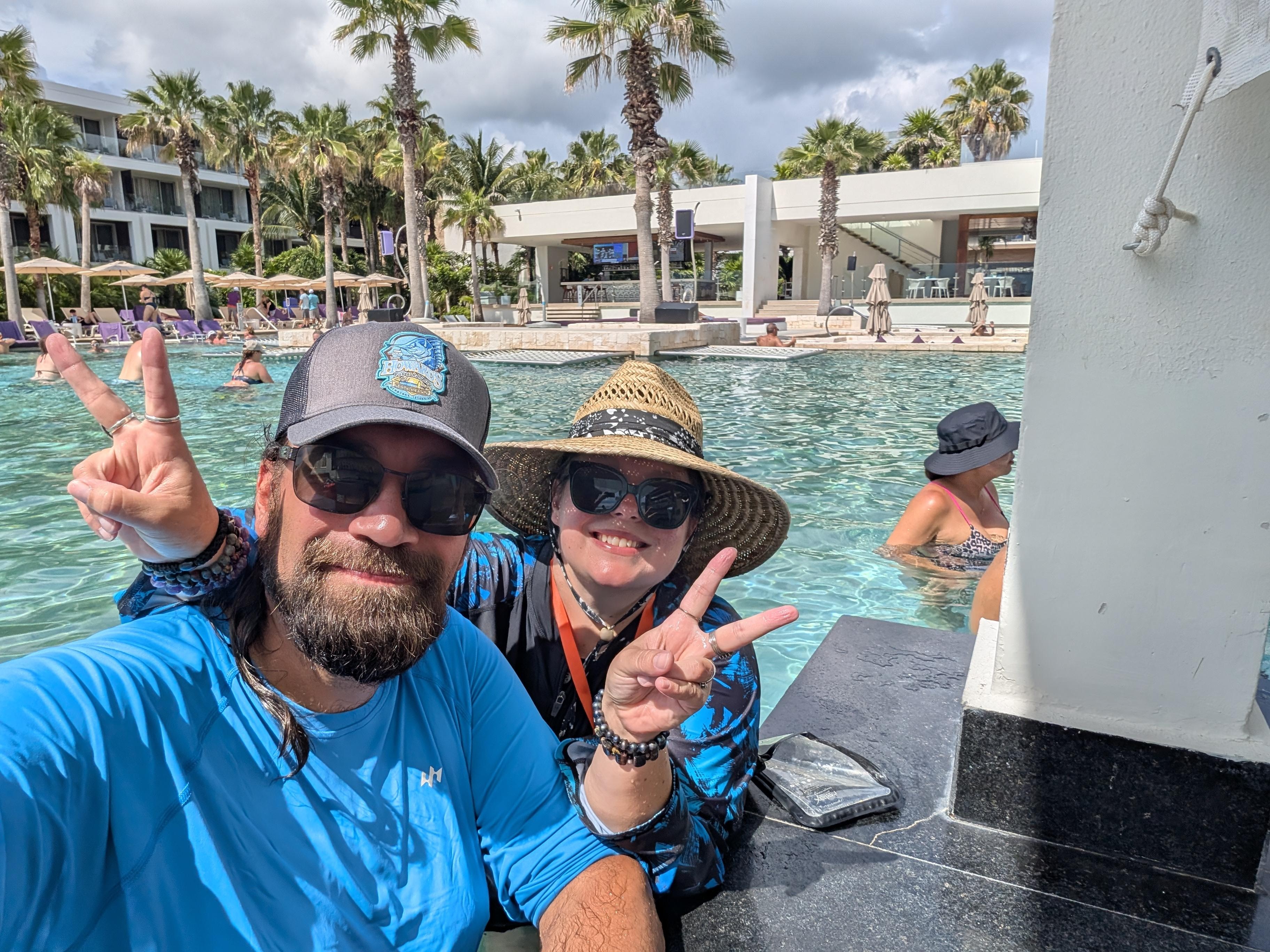 Twist and squeeze swim up bar