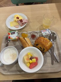 朝食ビュッフェの盛り付け例