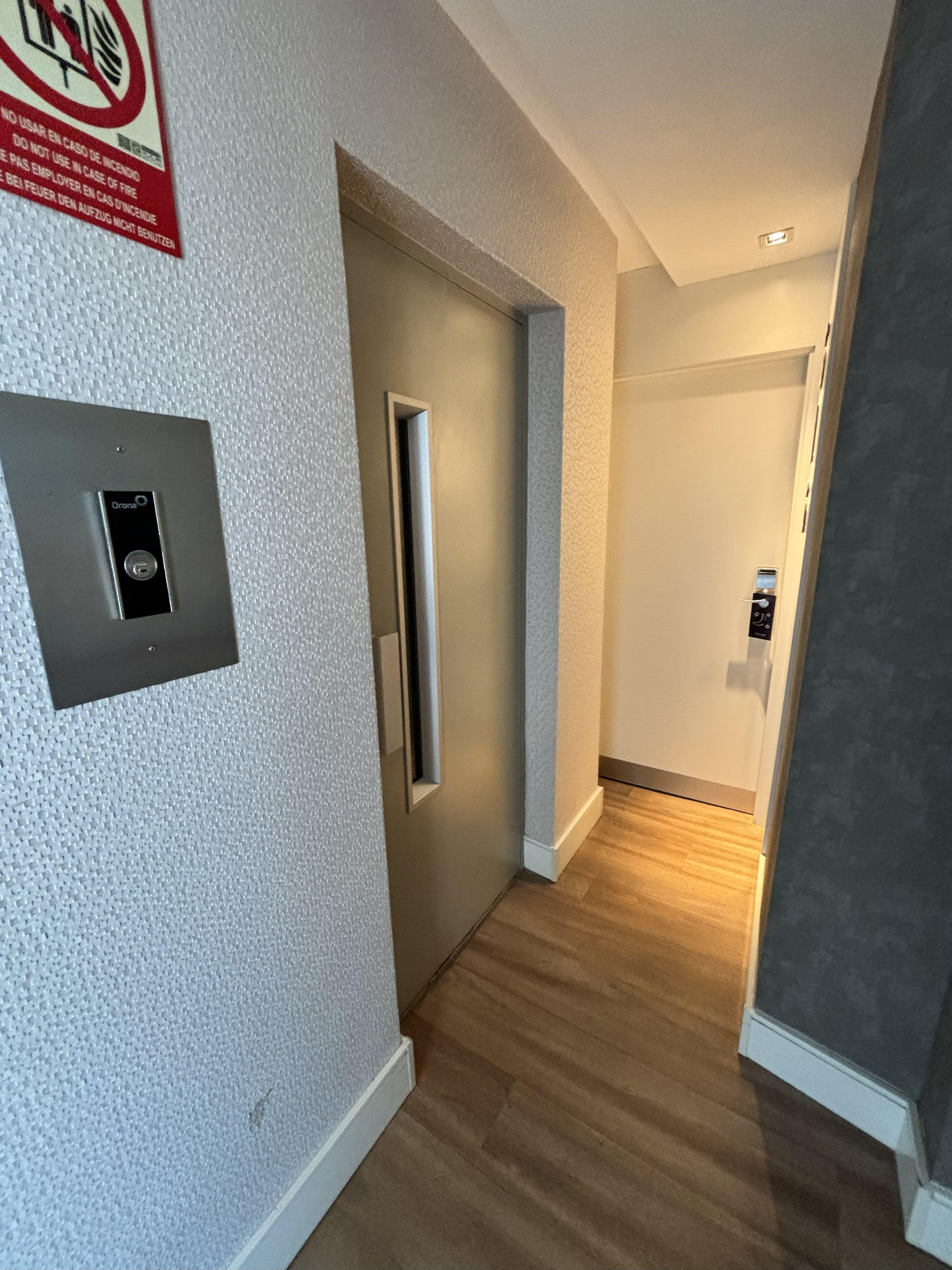 Esta junto al ascensor de servicio