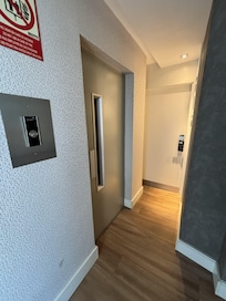 Esta junto al ascensor de servicio