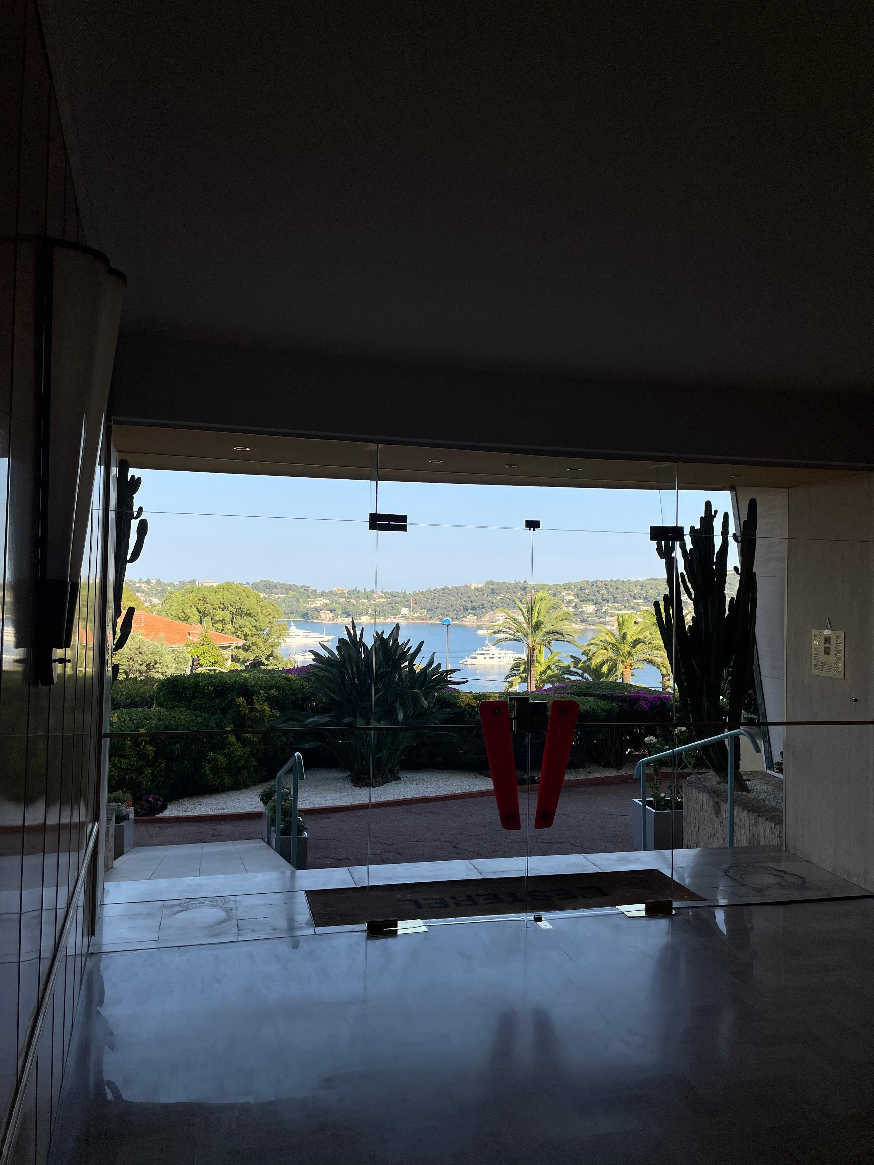 Unten die Eingangstür. Die Anlage ist super gepflegt und der Hausmeister sehr freundlich.