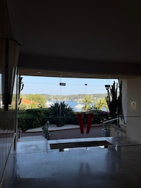 Unten die EingangstĂŒr. Die Anlage ist super gepflegt und der Hausmeister sehr freundlich.