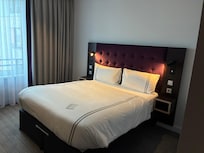 ダブルベッド。マットレスも気持ちよかった。