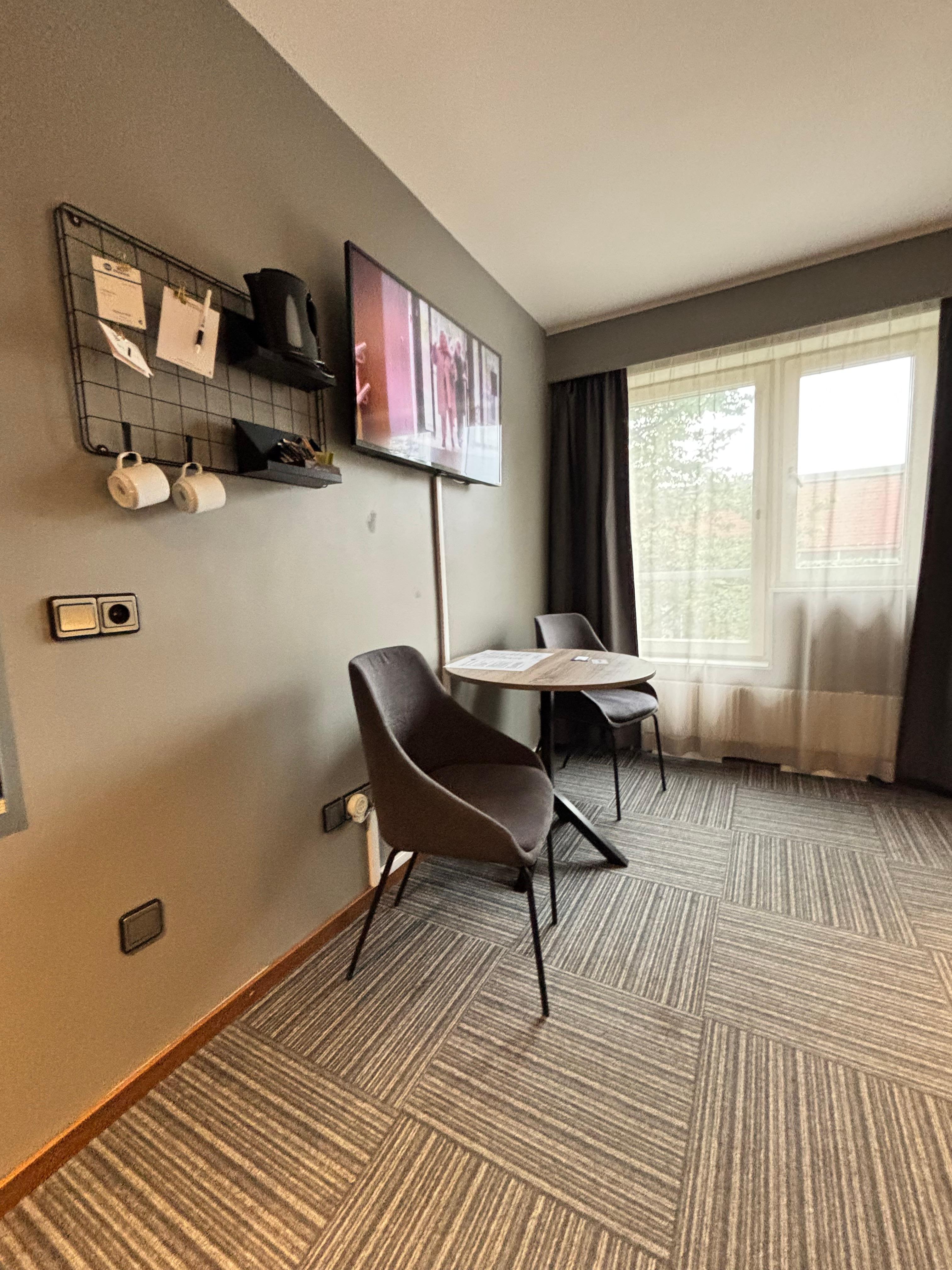 Trevligt med varmvatten kokare och pulverkaffe på rummet.