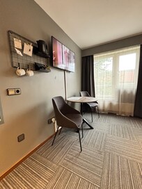 Trevligt med varmvatten kokare och pulverkaffe på rummet.