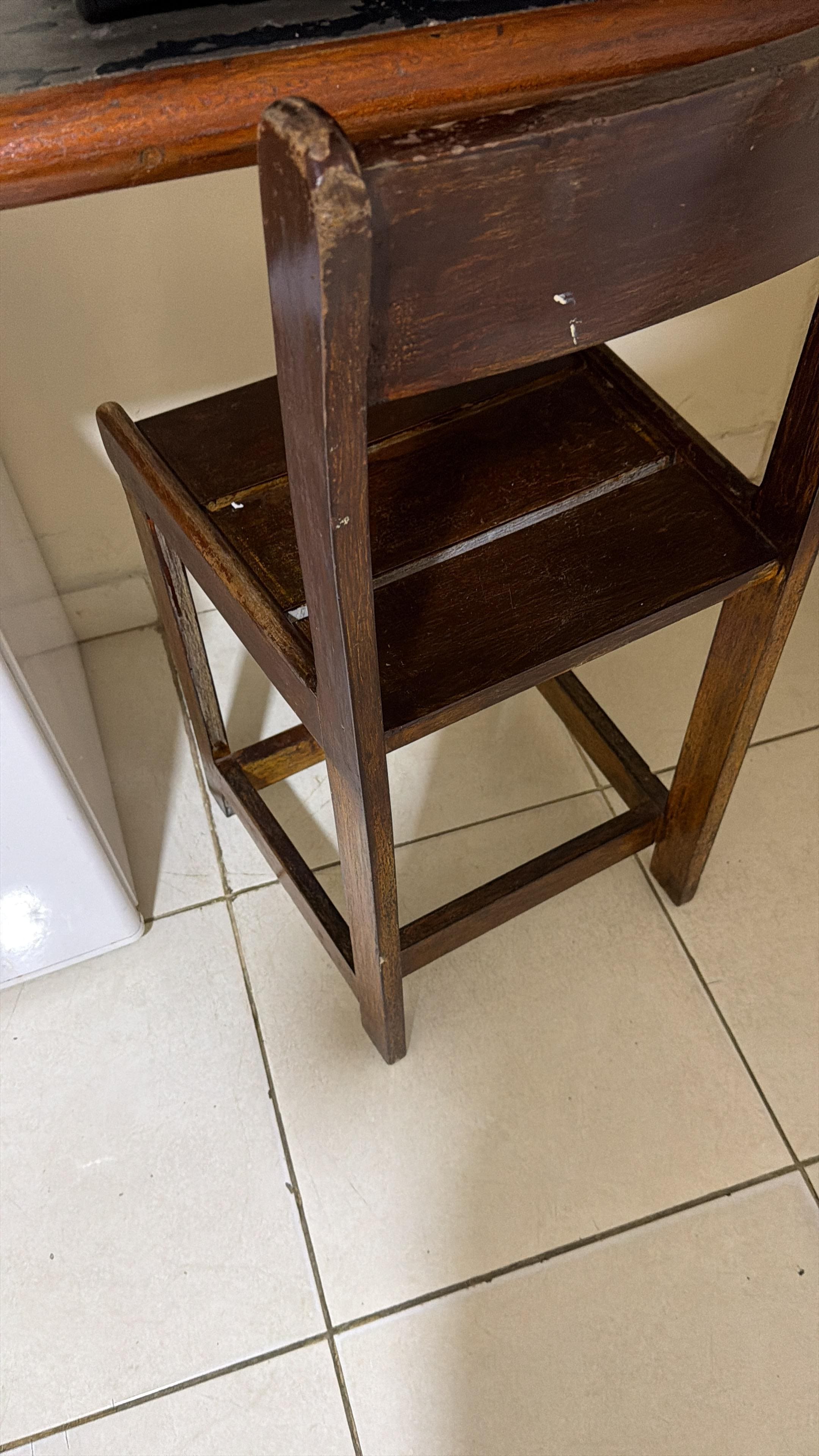 Cadeira do quarto  toda descascada e velha 