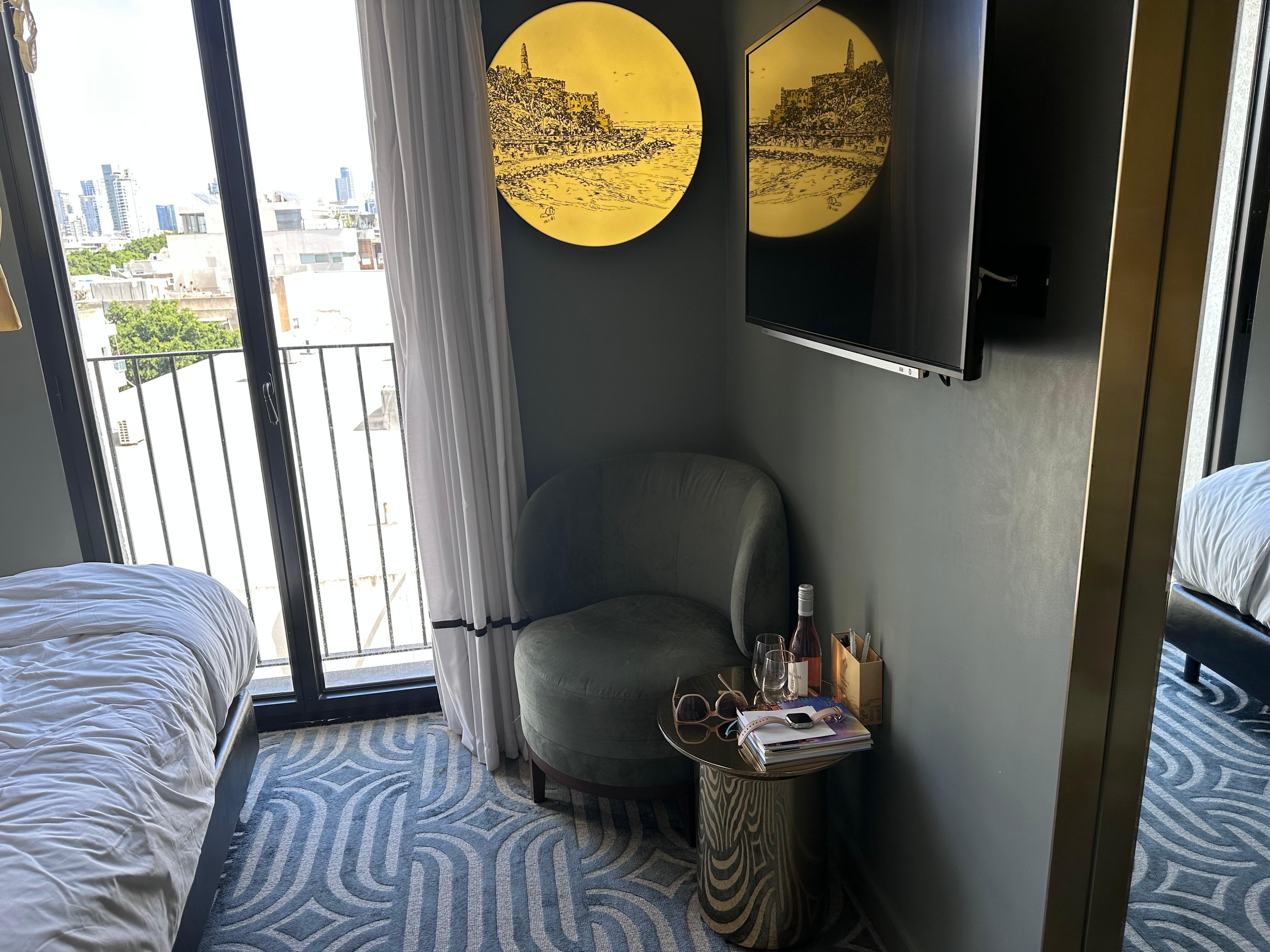 牆邊的燈非常有特色