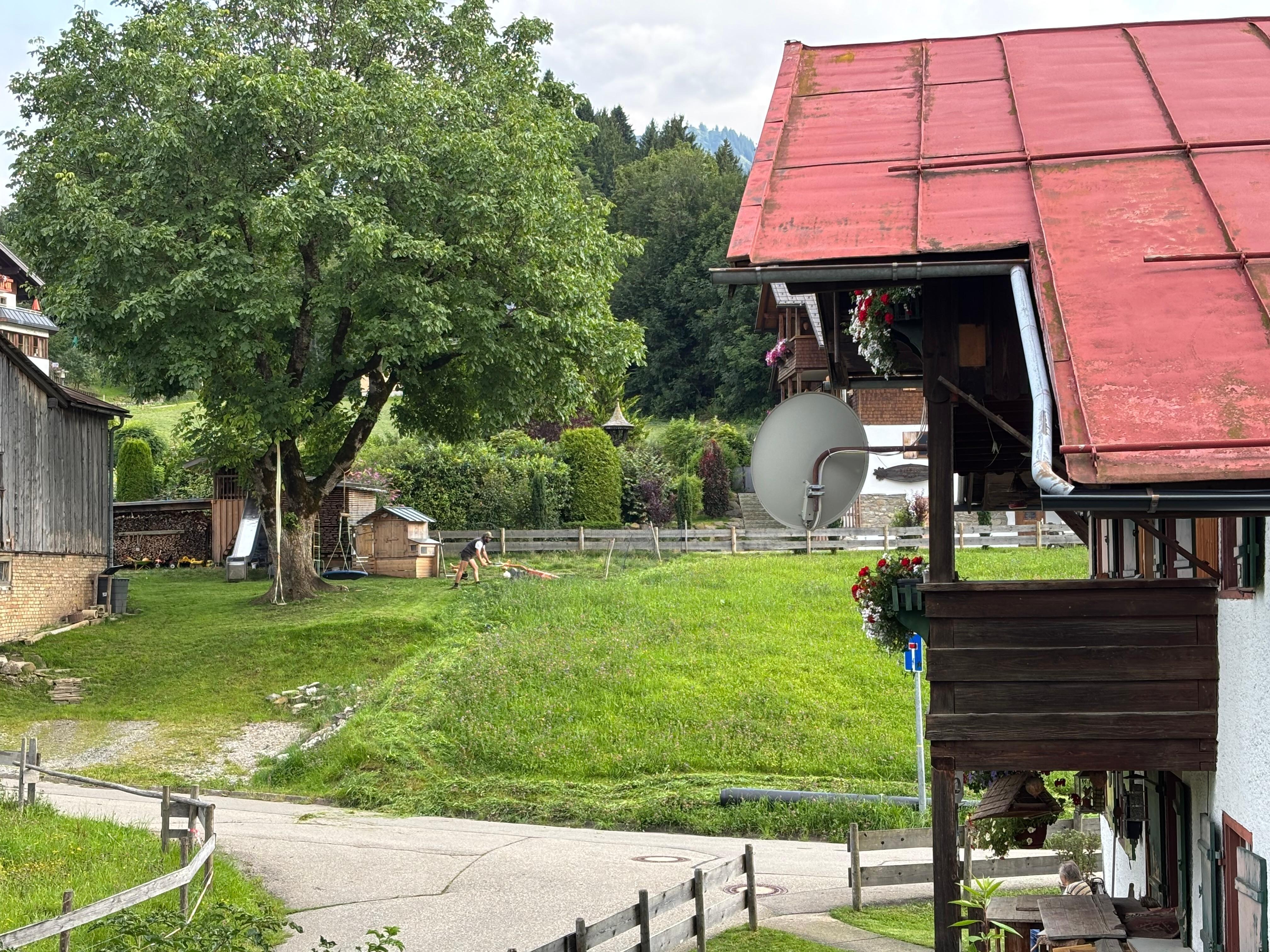 uitzicht van balkon op dorps ‘speelgebied’ van de buurtkinderen.