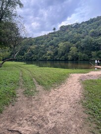 View West up stream on Taneycomo. Only a few steps away.
