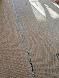 Zerrissener Kokosteppichboden im Wohnzimmer