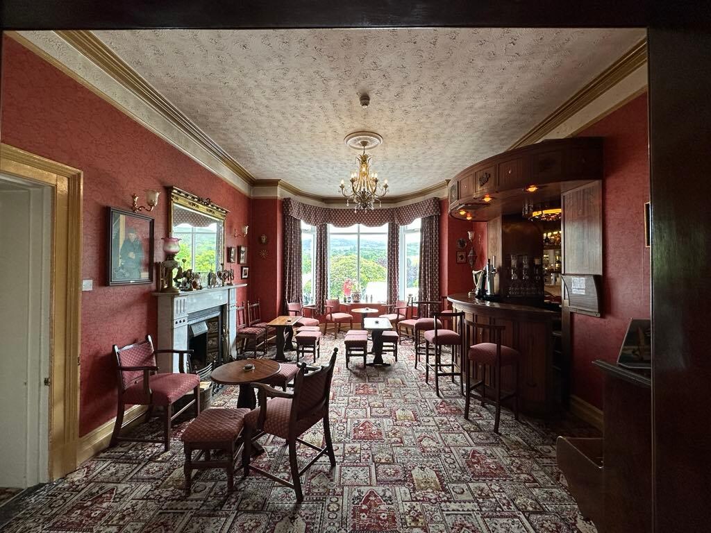 Cozy Den / Bar