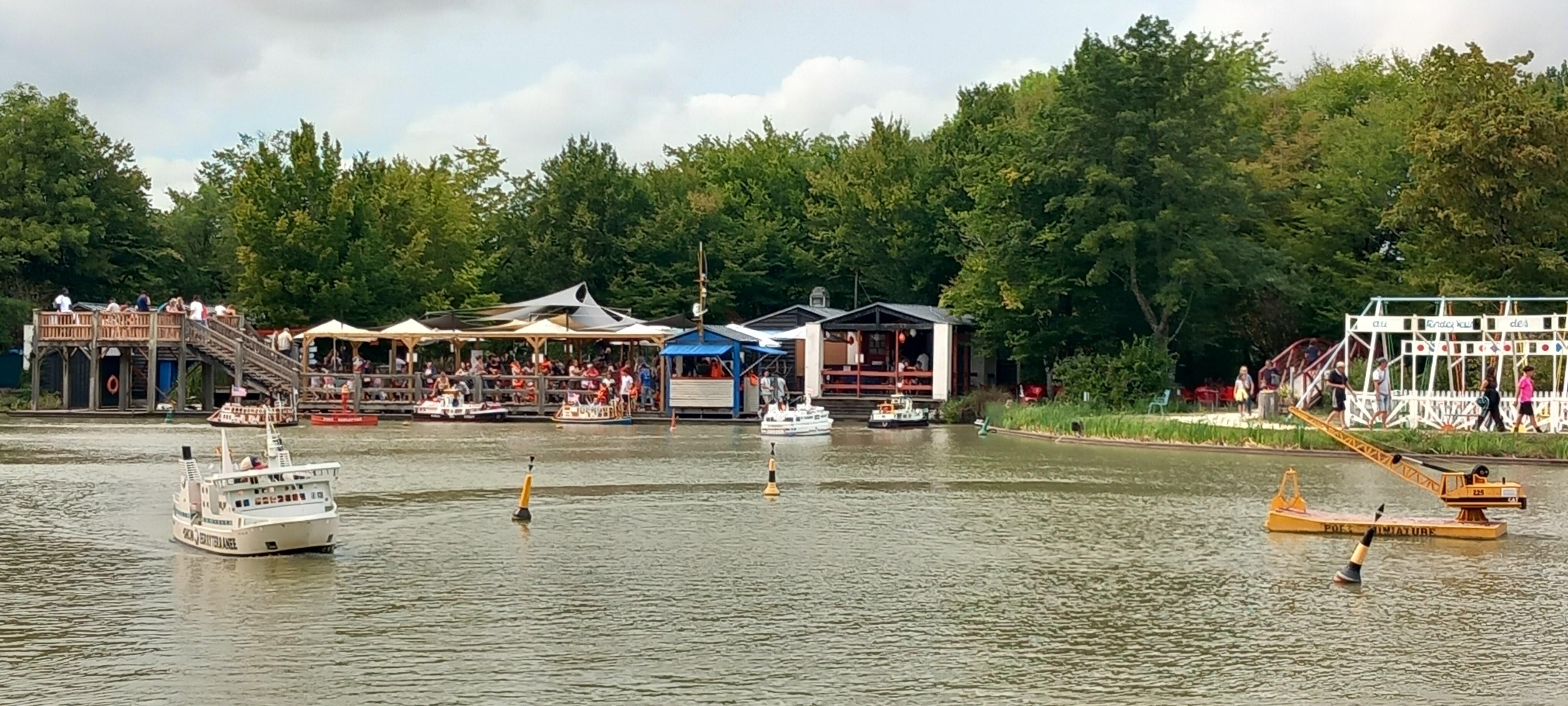 Port miniature. 
Les enfants et les parents peuvent se promener en bateau miniature. 