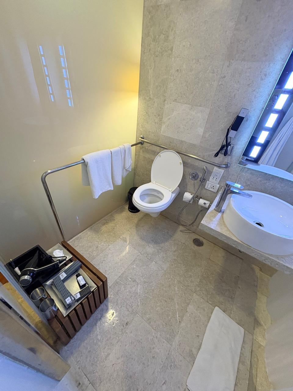 First the flush wasn’t working so after too many calls they changed my room. And the we get a more smaller room where the washroom looks like this. 