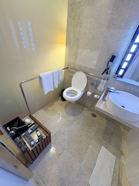 First the flush wasn’t working so after too many calls they changed my room. And the we get a more smaller room where the washroom looks like this.