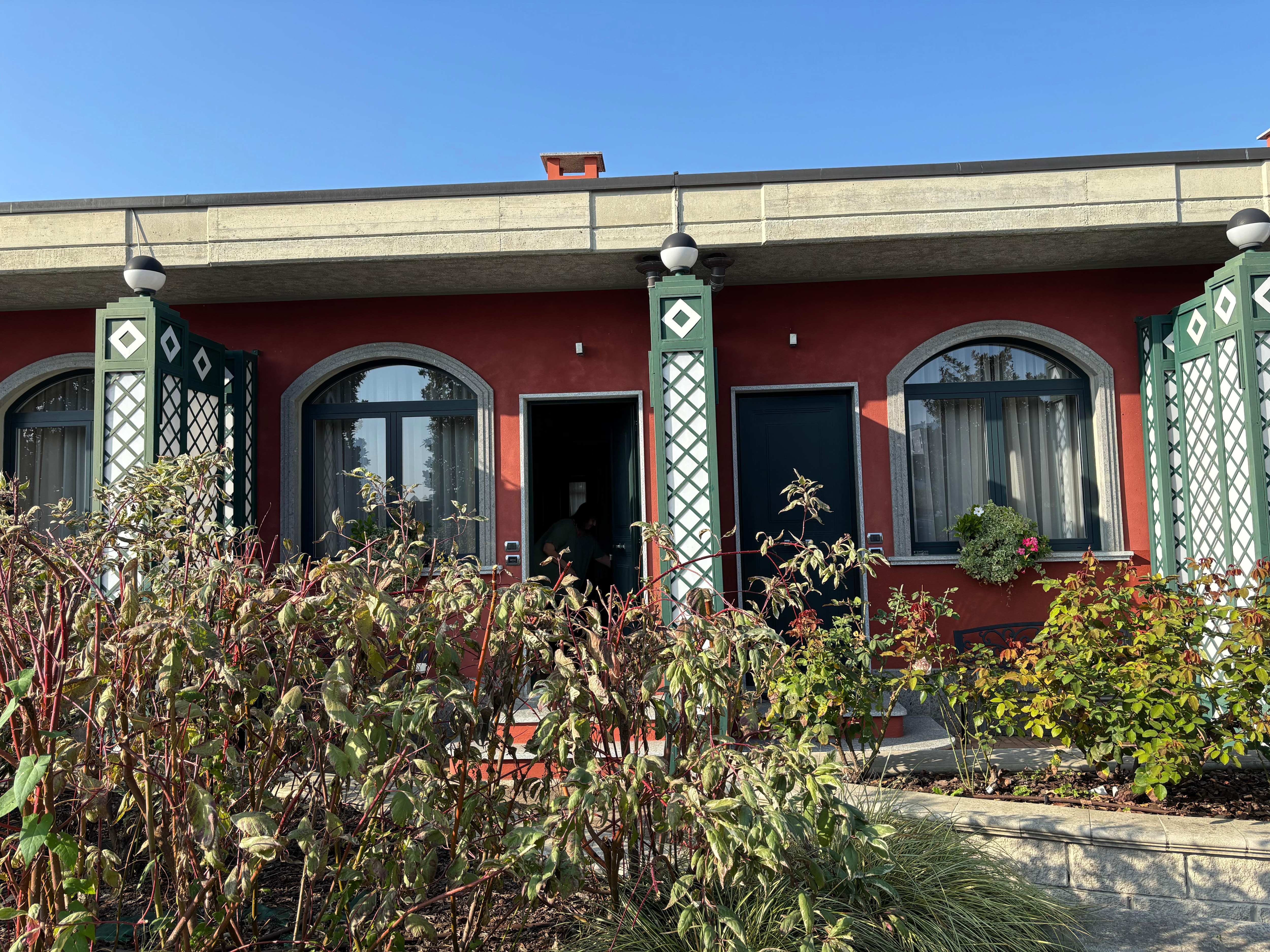 Schöne Bepflanzung mit Zuweg zur Außentüre der Unterkunft