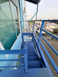 ブルーが爽やかな建物