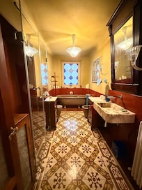 nice shower and tub in the bathroom